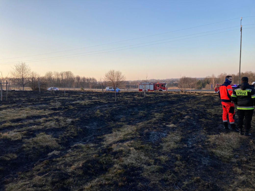 Pożar trawy w Zaczarniu. Nie żyje mężczyzna