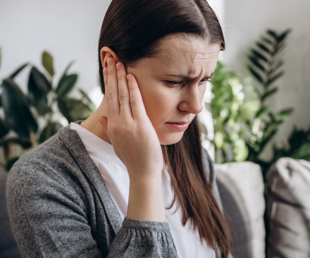 Nagły pisk w jednym uchu to częsty objaw. Sprawdź, kiedy może być sygnałem alarmowym
