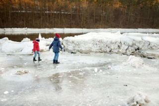 Lód może wydawać się gruby. Dzieci wpadły do Kanału Bydgoskiego, uratowała je czujność przechodnia