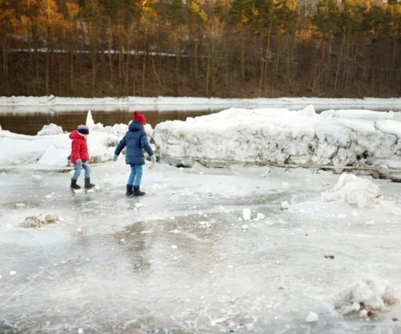 Lód wydawał się gruby. Dzieci wpadły do Kanału Bydgoskiego