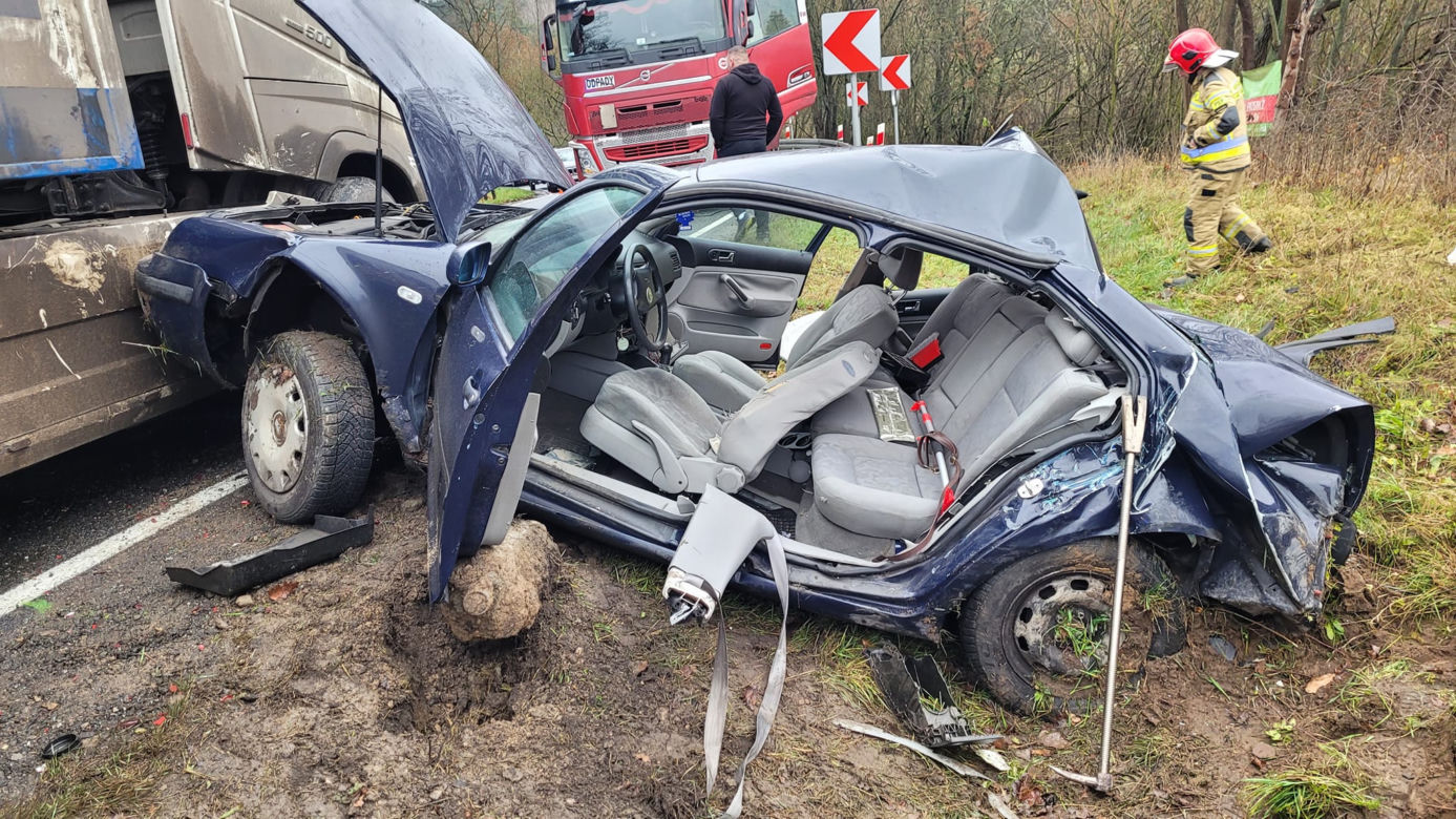 Koszmarny wypadek na DK 16 pod Grudziądzem! Kobieta była uwięziona w aucie [ZDJĘCIA]