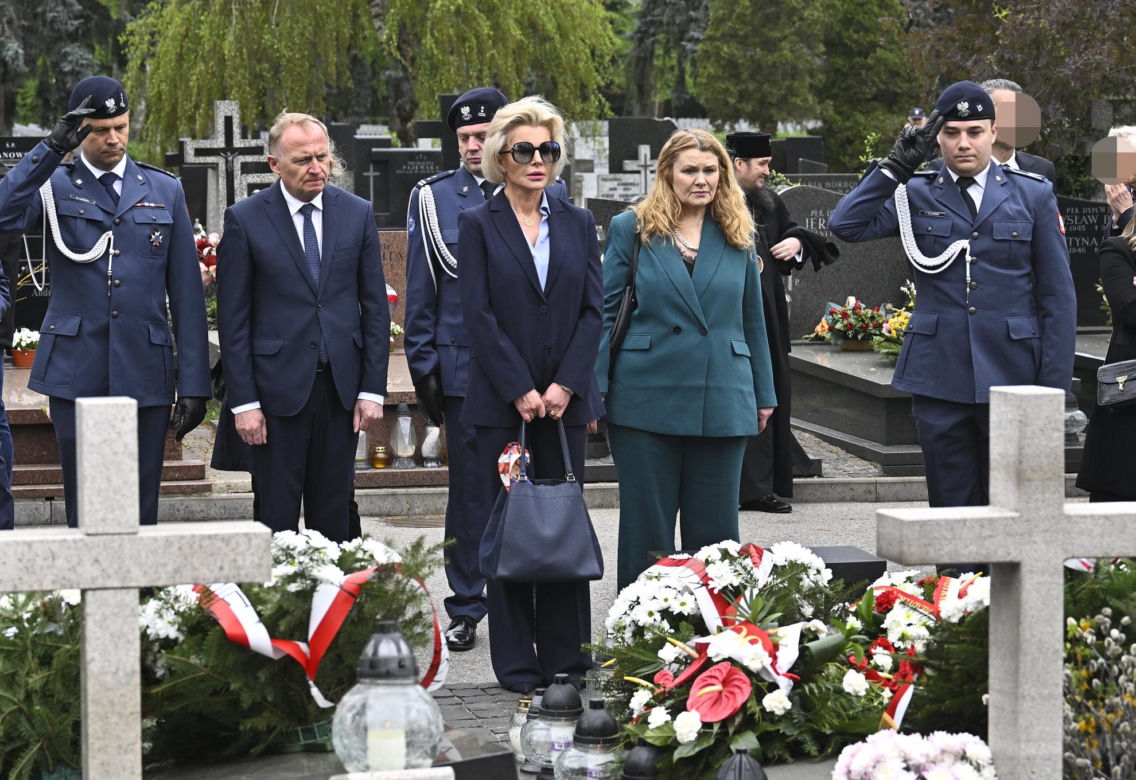 Joanna Racewicz przy grobie męża