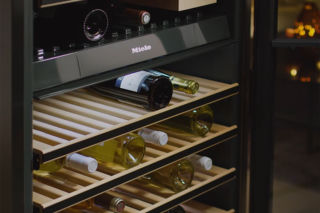 Lodówka na wino – jak wybrać dobrą? Gdzie umieścić w kuchni?