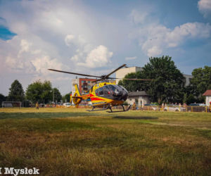 Wypadek w Ostrowcu Świętokrzyskim. Dwie nastolatki na jednej hulajnodze potrącone na pasach. Lądował śmigłowiec LPR