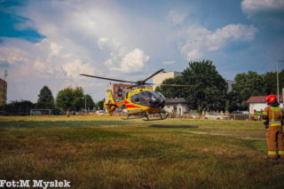 Wypadek w Ostrowcu Świętokrzyskim. Dwie nastolatki na jednej hulajnodze potrącone na pasach. Lądował śmigłowiec LPR