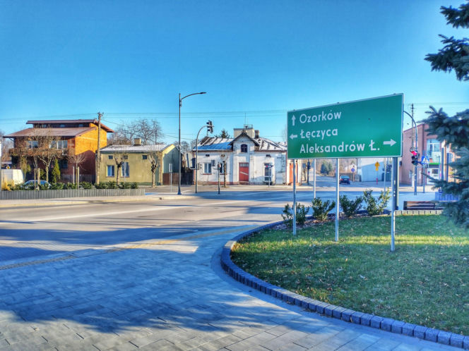 To najmłodsze miasto w województwie łódzkim. Zachwyca najpiękniejszym rynkiem w regionie