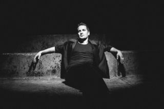 Krzysztof Zalewski nie zwalnia tempa! Posłuchaj nowego singla i wykonania live kawałka ZGŁOWY