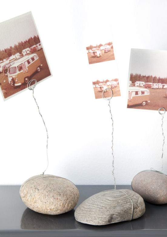 DIY: Pamiątki z podróży - jak je eksponować? Podstawki do zdjęć z kamieni