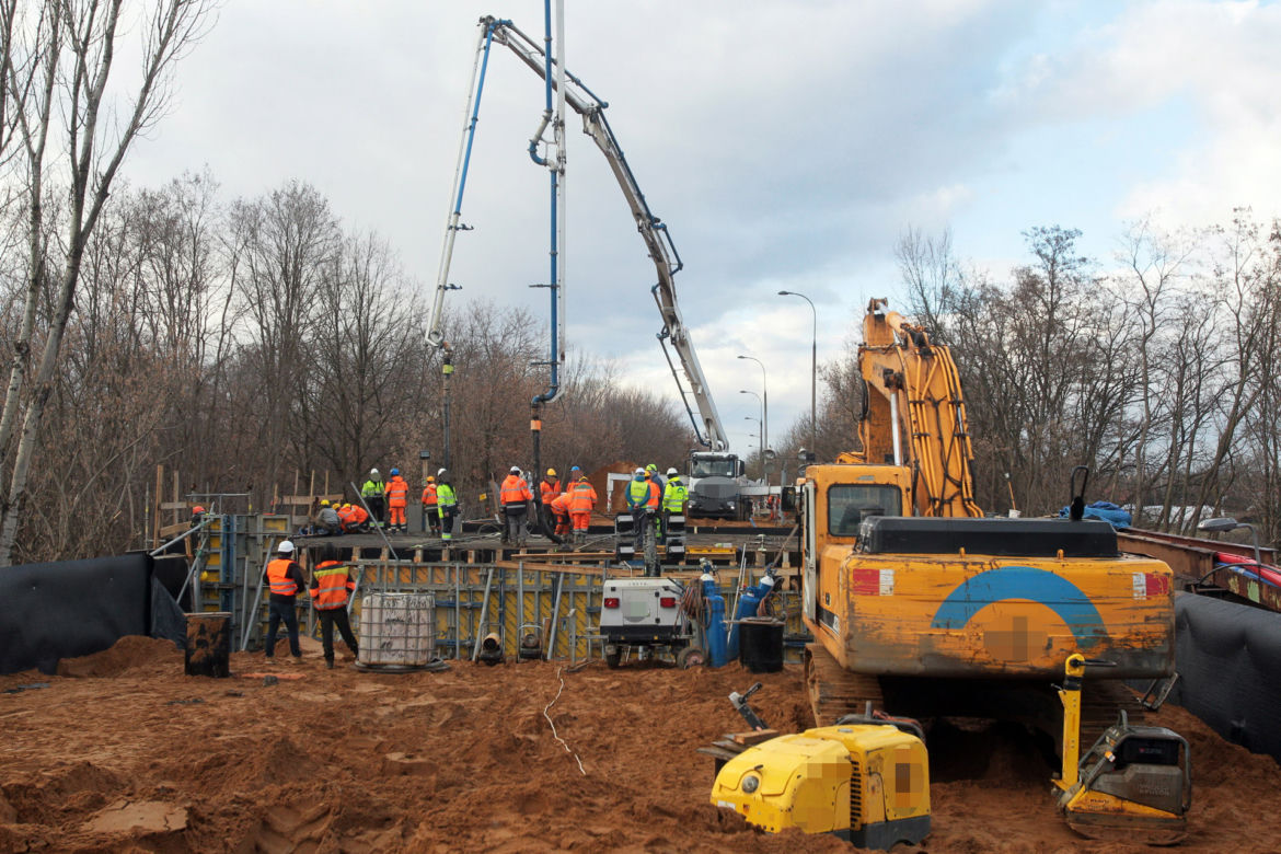 Leją beton na Marywilskiej. Remont walącego się wiaduktu wszedł w kluczowy etap