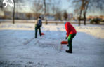 Osadzeni odśnieżają miasto