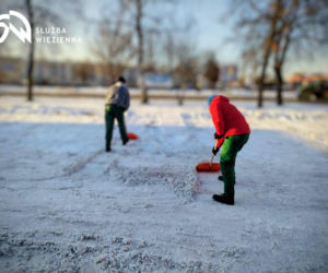 Osadzeni odśnieżają miasto