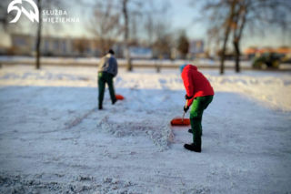 Osadzeni odśnieżają miasto