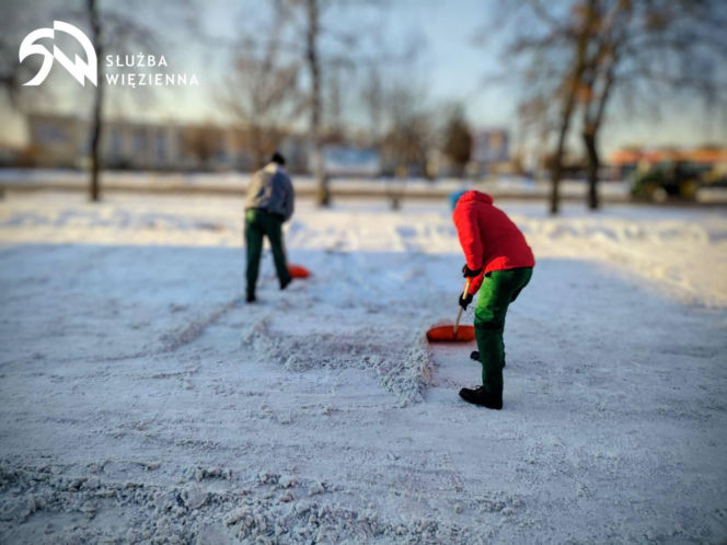 Osadzeni odśnieżają miasto