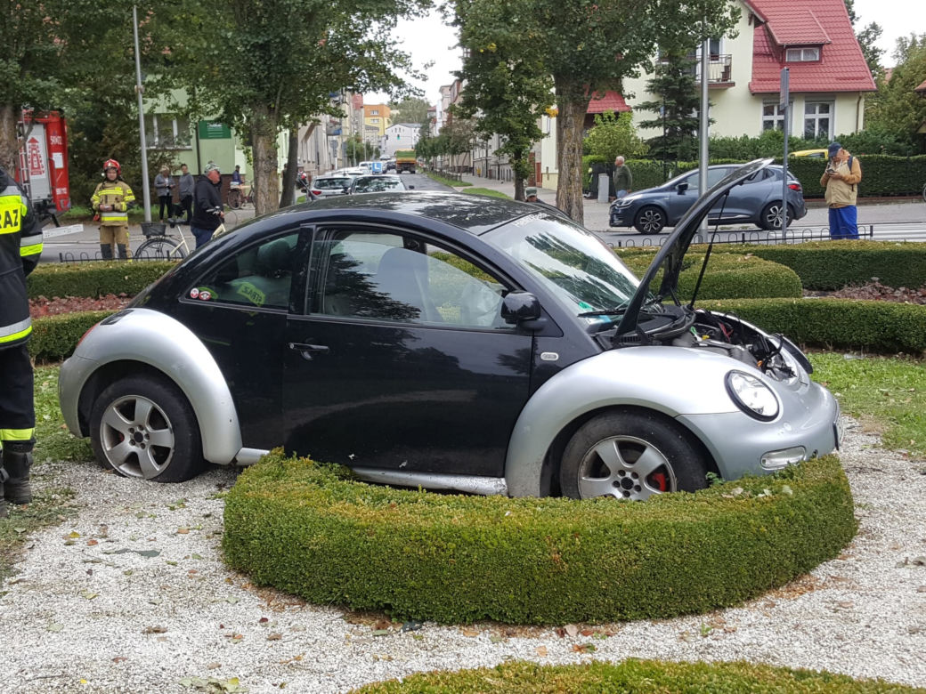 Szczecinek. Wjechał autem do parku, taranując wszystko po drodze