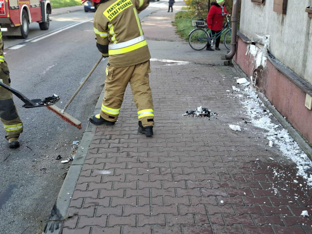 W Wąchocku auto osobowe wjechało w dom