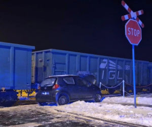 Na przejeździe kolejowo-drogowym przy ul. Piaskowej w Siedlcach auto osobowe zderzyło się z pociągiem towarowym
