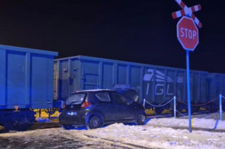 Na przejeździe kolejowo-drogowym przy ul. Piaskowej w Siedlcach auto osobowe zderzyło się z pociągiem towarowym