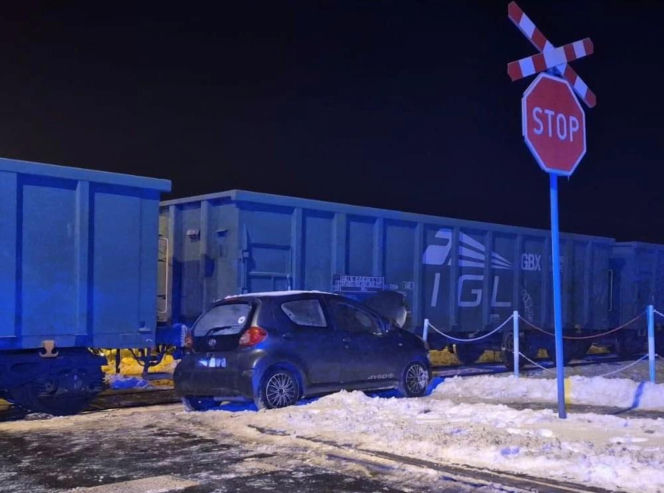 Na przejeździe kolejowo-drogowym przy ul. Piaskowej w Siedlcach auto osobowe zderzyło się z pociągiem towarowym