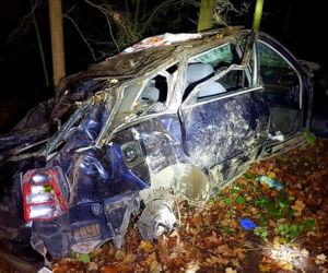Wypadek pod Sieniawką. Audi roztrzaskało się na słupie