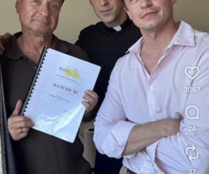 Ranczo. ksiądz Maciej (Mateusz Rusin), Duda (Piotr Ligenza), Witebski (Jacek Kawalec)