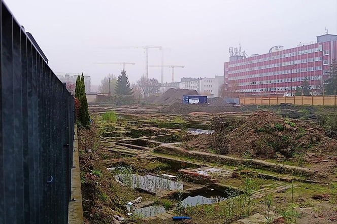 Fundamenty dawnych kamienic przy ul. Św. Floriana