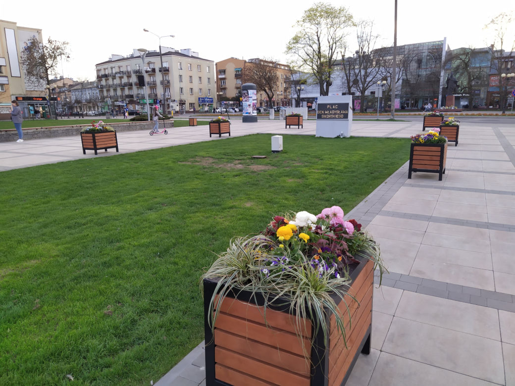 Plac Generała Sikorskiego w Siedlcach i fontanna multimedialna w wiosennej szatce