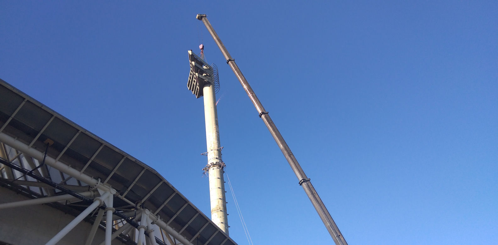Rzeszów: Po 46 latach ze Stadionu Miejskiego znikają jupitery. To koniec pewnej epoki!