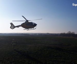 Policjanci uratowali poszkodowaną w wypadku. Kobieta była cała zakrwawiona, ledwo oddychała 