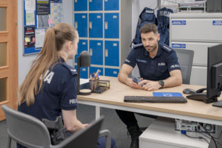 Policjantki i Policjanci, odcinek 1387: makabryczne odkrycie w busie prowadzi policjantów na plan horroru, gdzie fikcja miesza się z przerażającą rzeczywistością