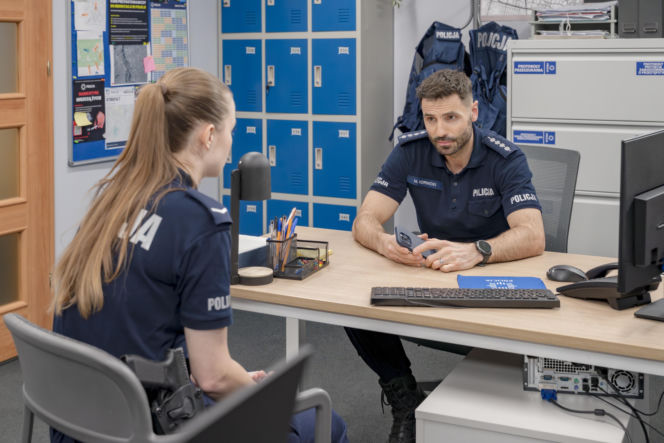 "Policjantki i Policjanci", odcinek 1387: makabryczne odkrycie w busie prowadzi policjantów na plan horroru, gdzie fikcja miesza się z przerażającą rzeczywistością