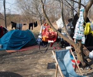 Ich dom to namiot w rezerwacie. Jak Paweł, Agnieszka i Zbyszek zorganizowali życie w cieniu mostu?