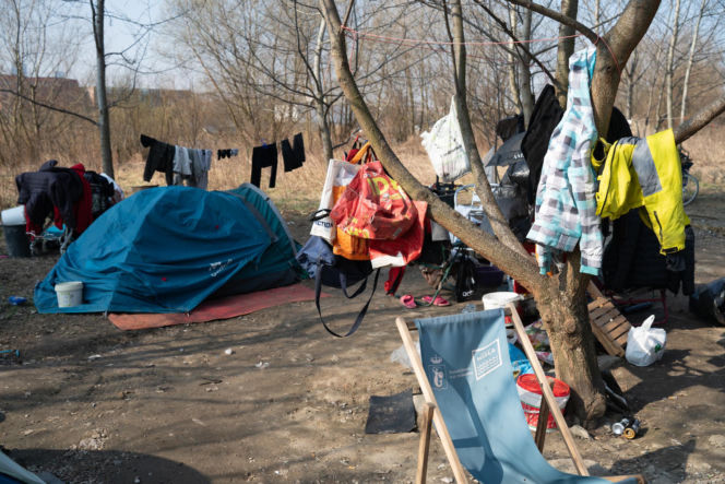 Ich dom to namiot w rezerwacie. Jak Paweł, Agnieszka i Zbyszek zorganizowali życie w cieniu mostu?