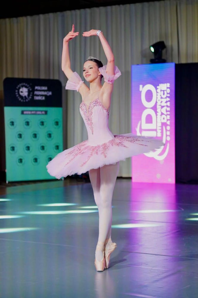 Uczniowie Niepublicznej Szkoły Sztuki Tańca Caro Dance w Siedlcach odnieśli spektakularny sukces, zdobywając łącznie kilkanaście medali podczas pierwszych ogólnopolskich turniejów tanecznych