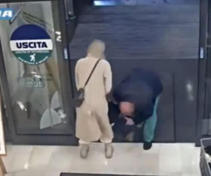 Wyrwali matce dziecko w supermarkecie! Próbowali porwać kilkulatkę