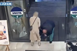 Wyrwali matce dziecko w supermarkecie! Próbowali porwać kilkulatkę