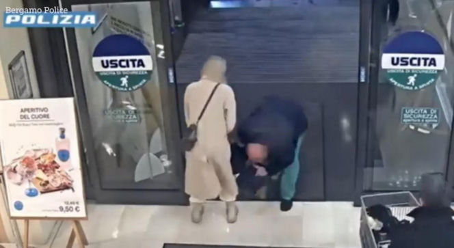 Wyrwali matce dziecko w supermarkecie! Próbowali porwać kilkulatkę