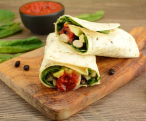 Chrupiący kurczak, kremowe awokado i pikantny sos. Idealny wrap w kilka chwil