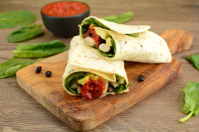 Chrupiący kurczak, kremowe awokado i pikantny sos. Idealny wrap w kilka chwil