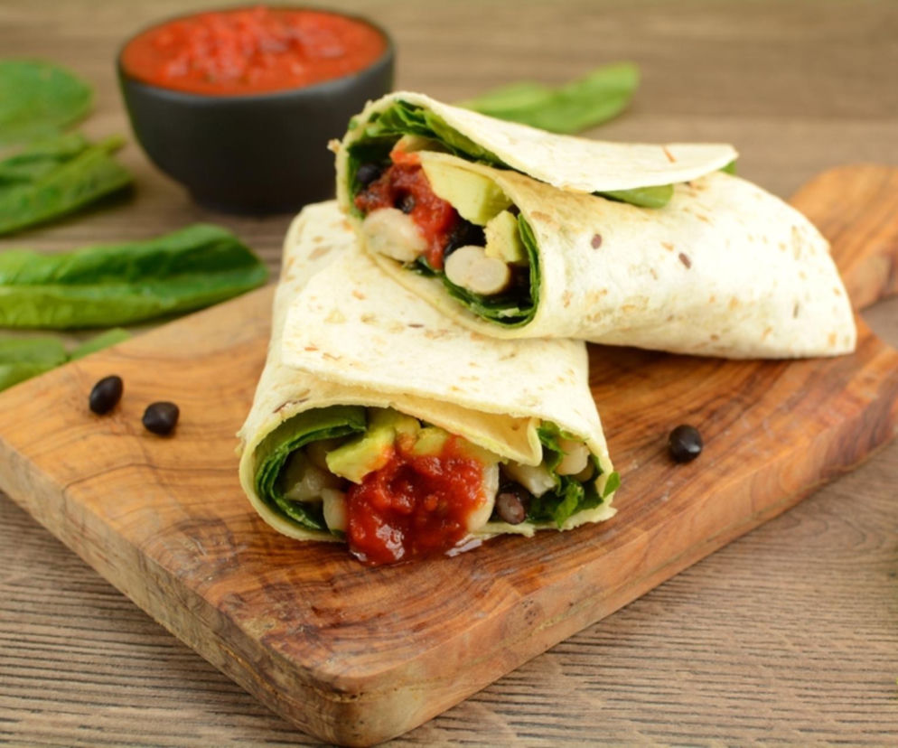 Chrupiący kurczak, kremowe awokado i pikantny sos. Idealny wrap w kilka chwil