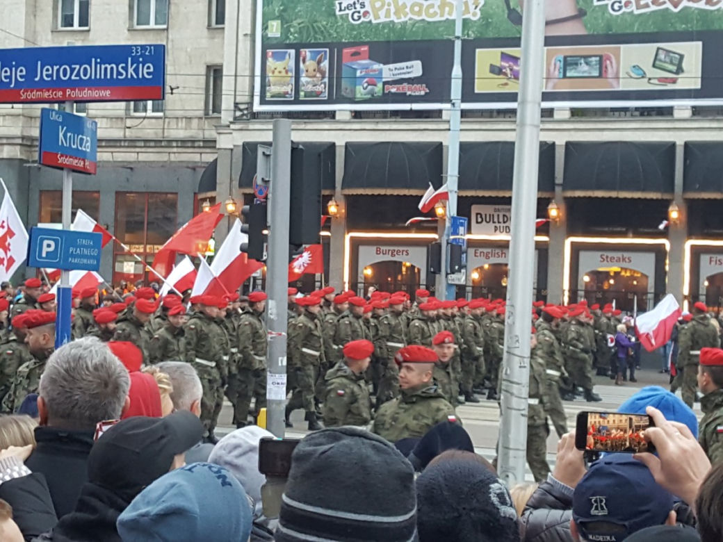 Biało-czerwony marsz na ulicach Warszawy