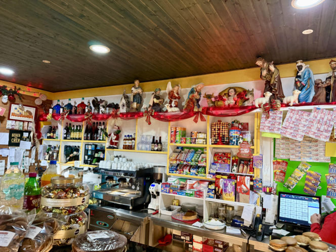 Każdy chce mieć swoją szopkę, nawet świąteczne dekoracje w piekarnii w Curral das Freiras nawiązują do biblijnych scen