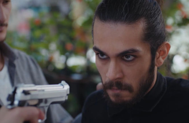 Dziedzictwo, odcinek 891: Nana i Nazli uciekają z rąk Trucizny, a Ayse traci przytomność po przyjęciu niewłaściwych leków