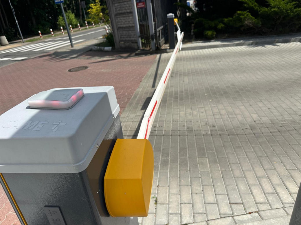 Auto wjechało w budynek sądu w Warszawie. Kierowca z impetem wyłamał szlaban i wjechał na zamknięty teren