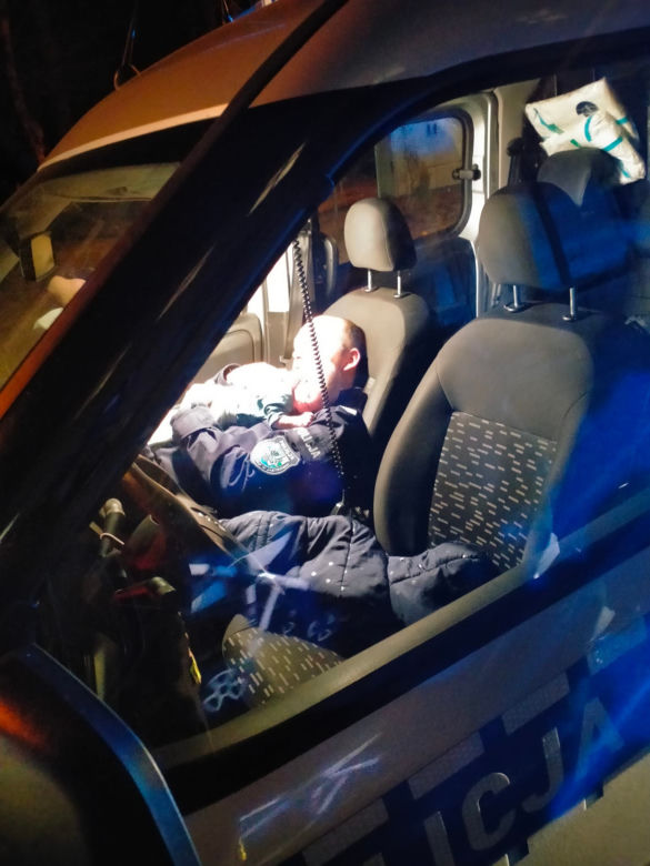 Wiktorek był siny i już nie oddychał! Uratowali go policjanci z Jastrowia [ZDJĘCIA]