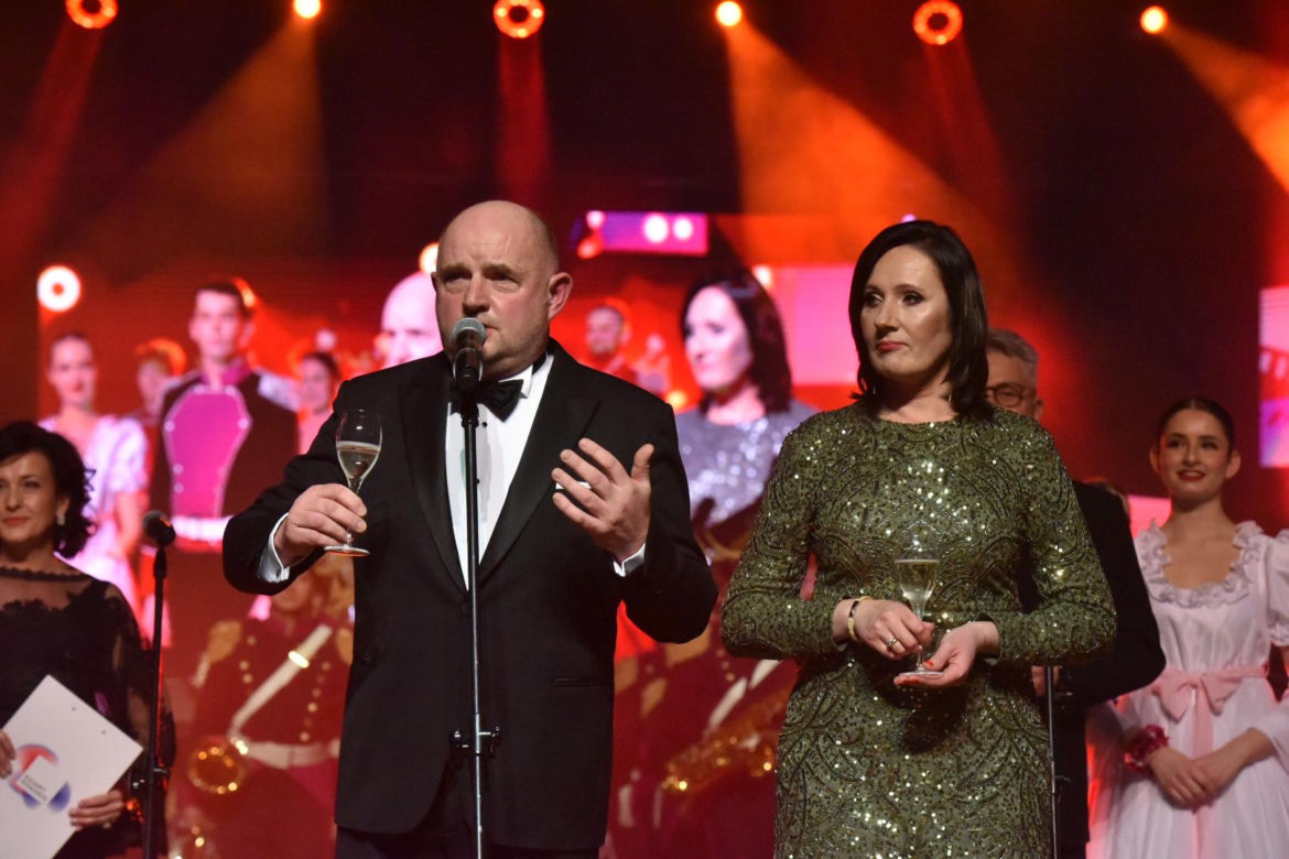 XIV Marszałkowski Bal Dobroczynny w CKK Jordanki. Zdjęcia ze środka. Efektowne kreacje VIP-ów