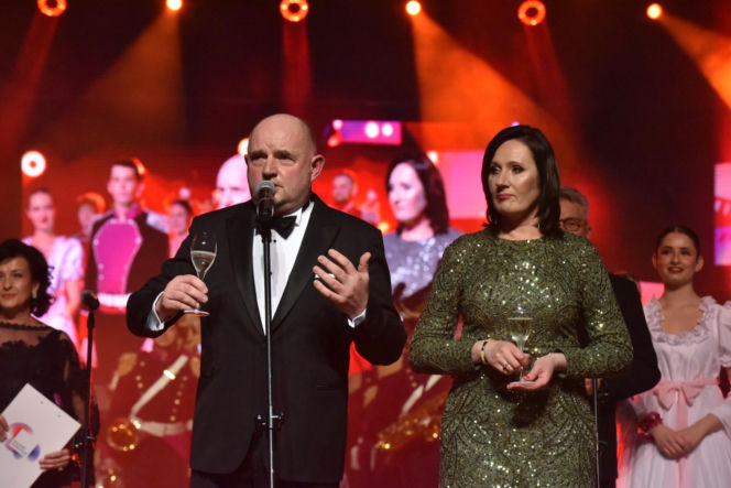 XIV Marszałkowski Bal Dobroczynny w CKK Jordanki. Zdjęcia ze środka. Efektowne kreacje VIP-ów