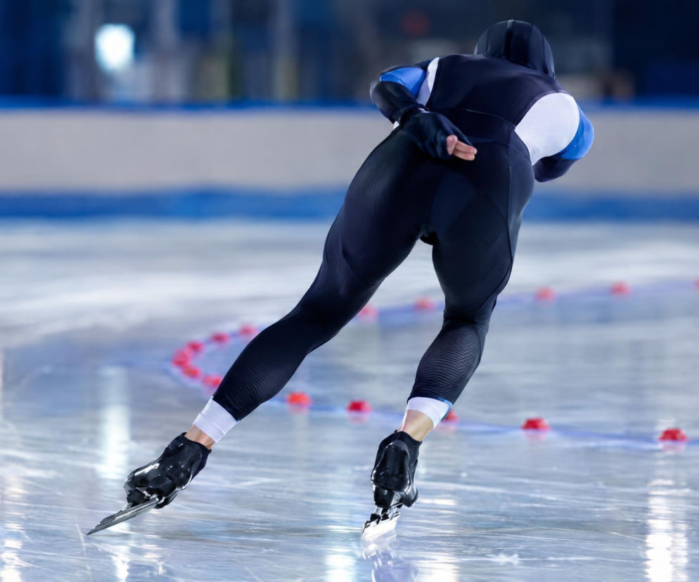 Panczenista Władimir Semirunnij podczas biegu na lodzie. O sukcesach polskiego sportowca przeczytasz w serwisie Eska.