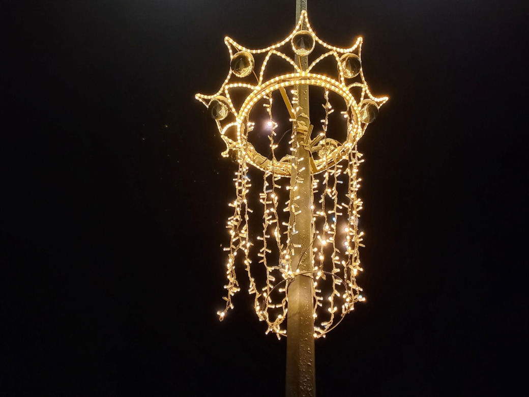 Jednorazowa dekoracja? Nowe iluminacje świąteczne w Lesznie nie wytrzymały nawet sezonu!