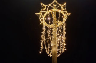 Jednorazowa dekoracja? Nowe iluminacje świąteczne w Lesznie nie wytrzymały nawet sezonu!