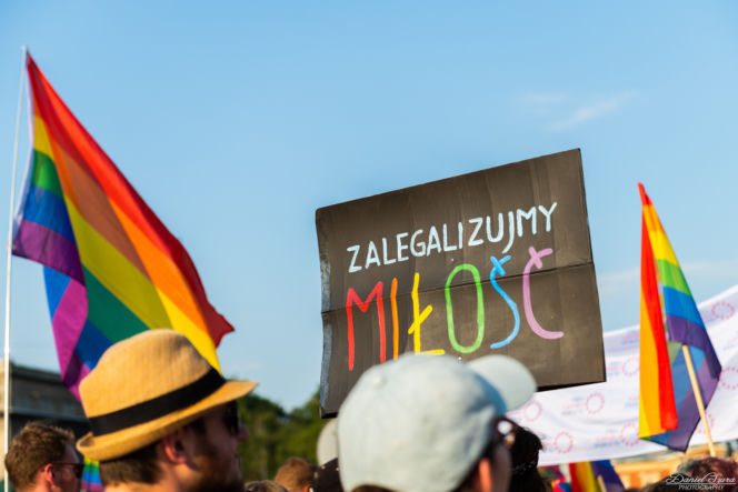 Marsz Równości w Krakowie - tłumy na wydarzeniu pod hasłem "Zaczerpnąć tchu".